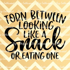 Peut inclure: Texte graphique noir et blanc qui dit "Torn between looking like a snack or eating one."