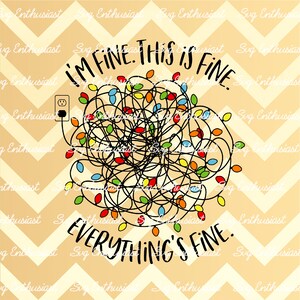 Op de afbeelding: Een digitale afbeelding met de tekst "I'm Fine. This is Fine. Everything's Fine." Een wirwar van kleurrijke kerstverlichting is aangesloten op een stopcontact. De achtergrond is een lichtbeige chevronpatroon.