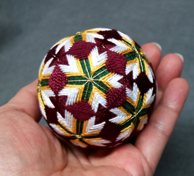 Bola temari japonesa de 2.5 pulgadas de diámetro bola ornamental bordada, patrón de flor blanca con borgoña sobre bola verde imagen 1