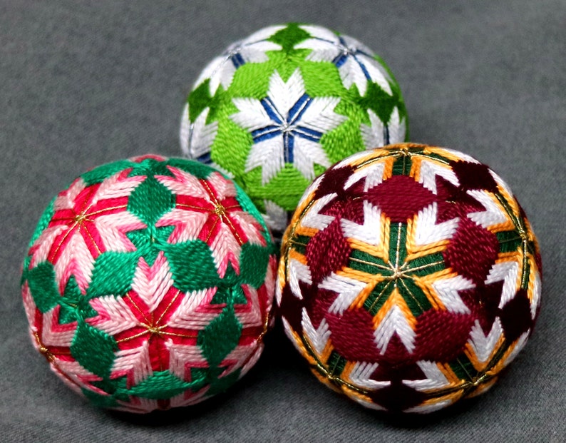 Bola temari japonesa de 2.5 pulgadas de diámetro bola ornamental bordada, patrón de flor blanca con borgoña sobre bola verde imagen 2