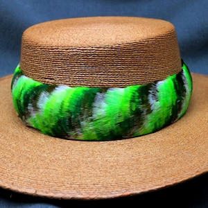 Hawaiian Feather Lei, Hat Band Lei Hulu Humu Papa, Diag Pattern Natural White, Dyed Mixed Green Goose Feathers 26 Inch Long, 1 1/2 Inch Wide