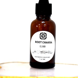 Könnte beinhalten: Eine braune Glasflasche mit schwarzem Tropfer. Die Flasche ist mit "Root Chakra Elixir Grounding Love Energy 6 Blessings 1 oz Net" beschriftet.