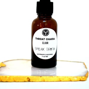 以下が含まれることがあります： ドロップトップ付きの茶色のガラス瓶。ボトルには「Throat Chakra Elixir Speak Truth Love, Energy & Blessings 1 oz Net」とラベルが貼られています。