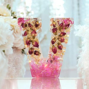 Letra de resina con flores secas reales – Luz inicial de resina floral personalizada – Regalo para preservar ramos de boda/Decoración inicial con flores prensadas