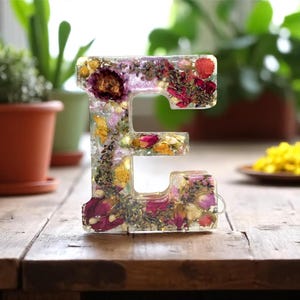 Letra de resina LED con flores secas reales / Recuerdo floral y decoración de nombre LED. Regalo para ella, bebé, conmemoración y preservación de bodas y festividades.