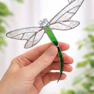 Atrapasueños de libélula de vidrieras, regalo para mamá, regalo para amantes de la naturaleza, adorno de ventana hecho a mano