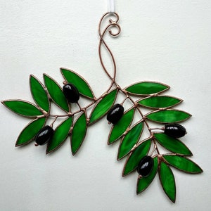 K&ouml;nnte beinhalten: Glasmalerei Olivenzweig mit gr&uuml;nen Bl&auml;ttern und schwarzen Oliven. Die Bl&auml;tter sind leuchtend gr&uuml;n und die Oliven gl&auml;nzend schwarz. Der kupferfarbene Rahmen verleiht einen Hauch von Eleganz. Ein dekoratives St&uuml;ck f&uuml;r das Zuhause.