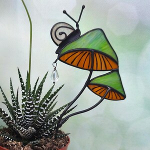 Stained Glass Mushroom Plant Stake – Iridescent Green Mushrooms Decor – Housewarming Gift for Plant Lovers and Fairy Garden Accents