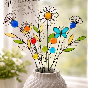 Puede incluir: Un ramo de flores de cristal de colores y una mariposa en un jarr&oacute;n blanco. Las flores tienen detalles azules, naranjas, amarillos y rojos. El texto dice "All bouquet (set of 10)!"