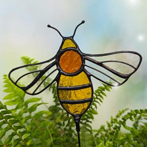 Handmade Stained Glass Bee – Plant Stake for Indoor Plants and Rustic Cottage Style - Gift for plant lovers