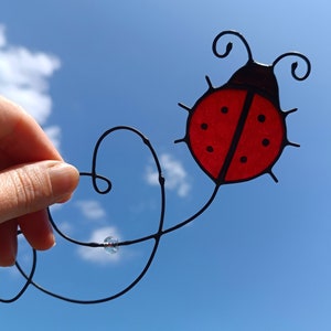 Coccinelle cadeaux Coccinelle vitrail Suncatcher Fenêtre suspendue Insecte Décoration de la maison Cadeaux de fête des mères Décoration de jardin Vitrail petit