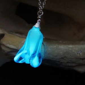 Blue flower pendant glow in the dark