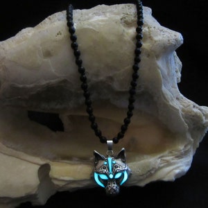Men's necklace glow in the dark  // Black  stone  beads necklace // Wolf  pendant