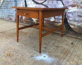 Vintage mid century Paul Mccobb single nightstand side end table 1 drawer tapered legs brass knob