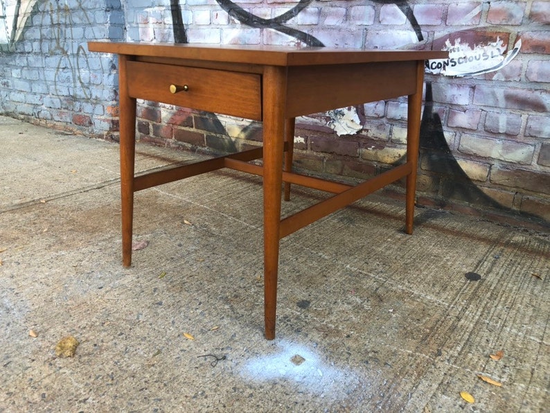 Vintage mid century Paul Mccobb single nightstand side end table 1 drawer tapered legs brass knob Bild 1