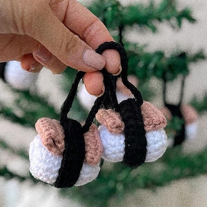 Gehäkelte Amigurumi Musubi Weihnachtsschmuck Ornament oder Schlüsselanhänger | Handgemachtes Lustiges Geschenk Hawaii | Weihnachtsgeschenk