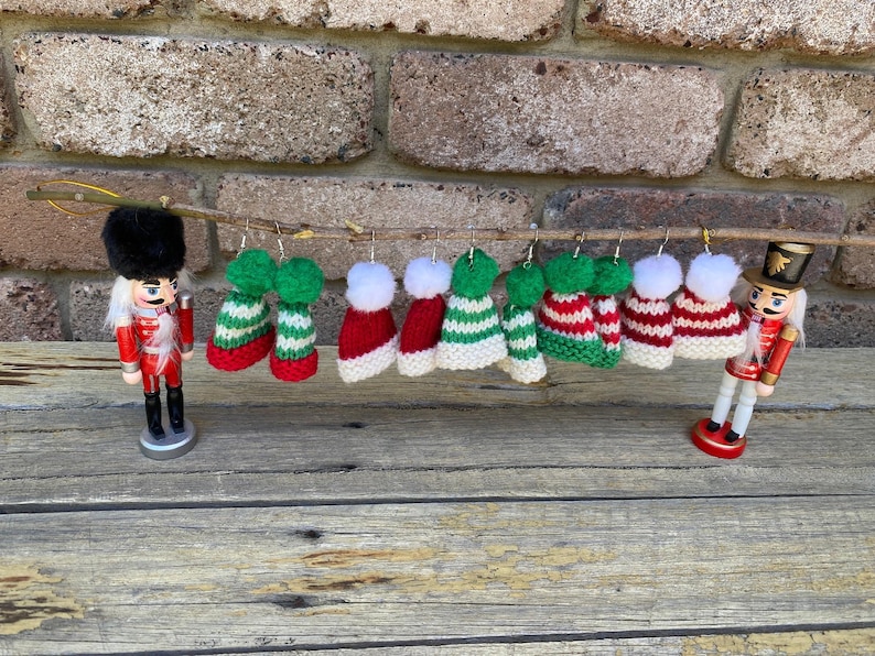 Stickmönster för mini-julmössa, rolig julstickning, julörhängen, juldekorationer, stickade dekorationer bild 1