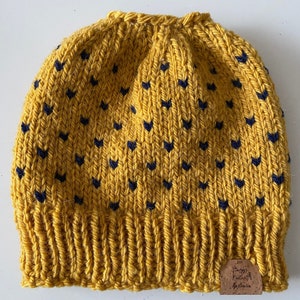 DIGITAL DOWNLOAD Messy Bun Beanie Pattern knitted, easy ponytail beanie pattern, Knitted Messy Bun Hat Pattern, fair isle pattern
