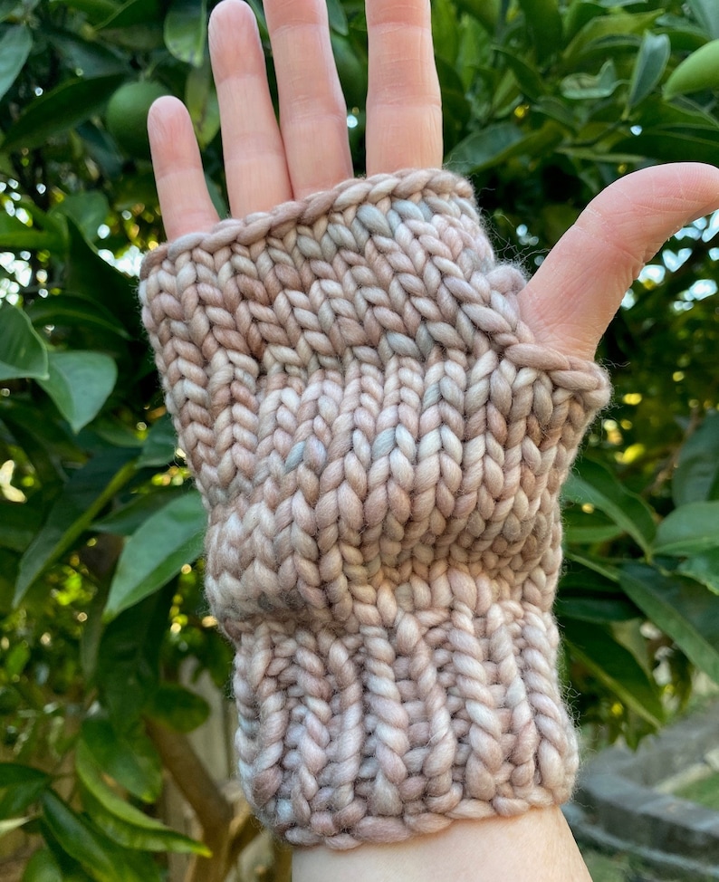 Handwarmers Pattern knitted, Chunky Texting Gloves Knitting Pattern, gloves pattern, knitted mittens pattern, texting gloves pattern zdjęcie 9