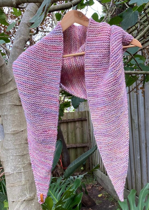 Knitted Triangle Scarf Pattern, Beginner Easy Knit, scarf pattern, easy scarf pattern triangle, knit scarf, ladies scarf knitting ENGLISH