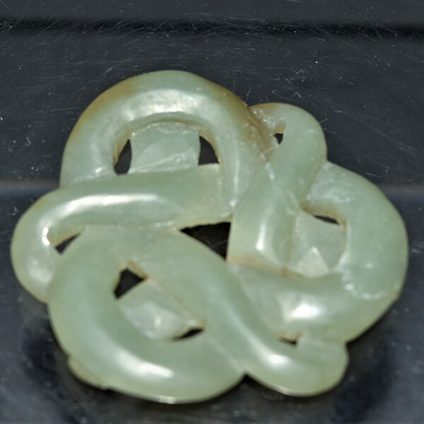 Eastern Han Dynasty (25-220 A. D.) Chinese celadon nephrite jade pendant carved three jointed dragons as blood-brothers 东汉金兰结义殉情陪葬和田玉三龙绞佩