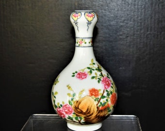Chinese Qianlong Imperial Falangcai porcelain Imperial vase w. enamel of peony rock & poet 珐琅彩蒜头瓶