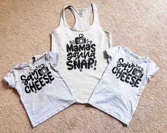 Mamme che vanno a Snap & Say Cheese Matching Family Shirts
