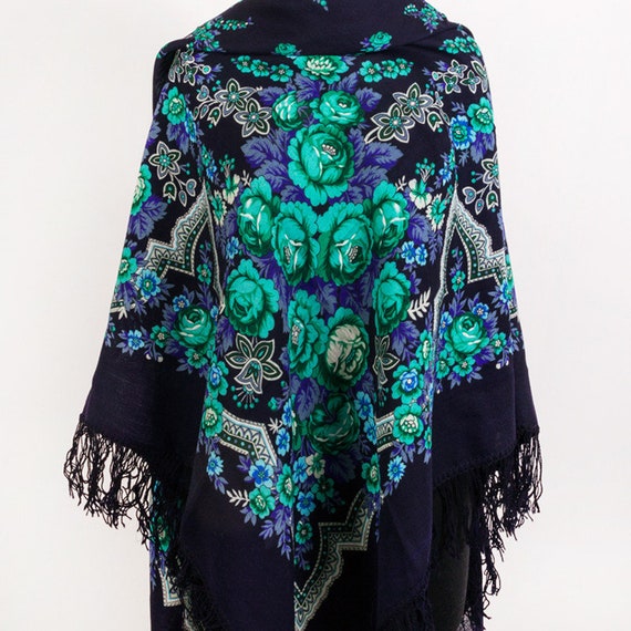 genuine russian woolen shawl with woolen fringes P