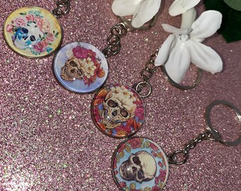 Porte-clés de crâne de sucre, argent, crânes, os croisés, crânes de sucre, jour des morts, Cinco De Mayo, jolis crânes, crânes de fleurs