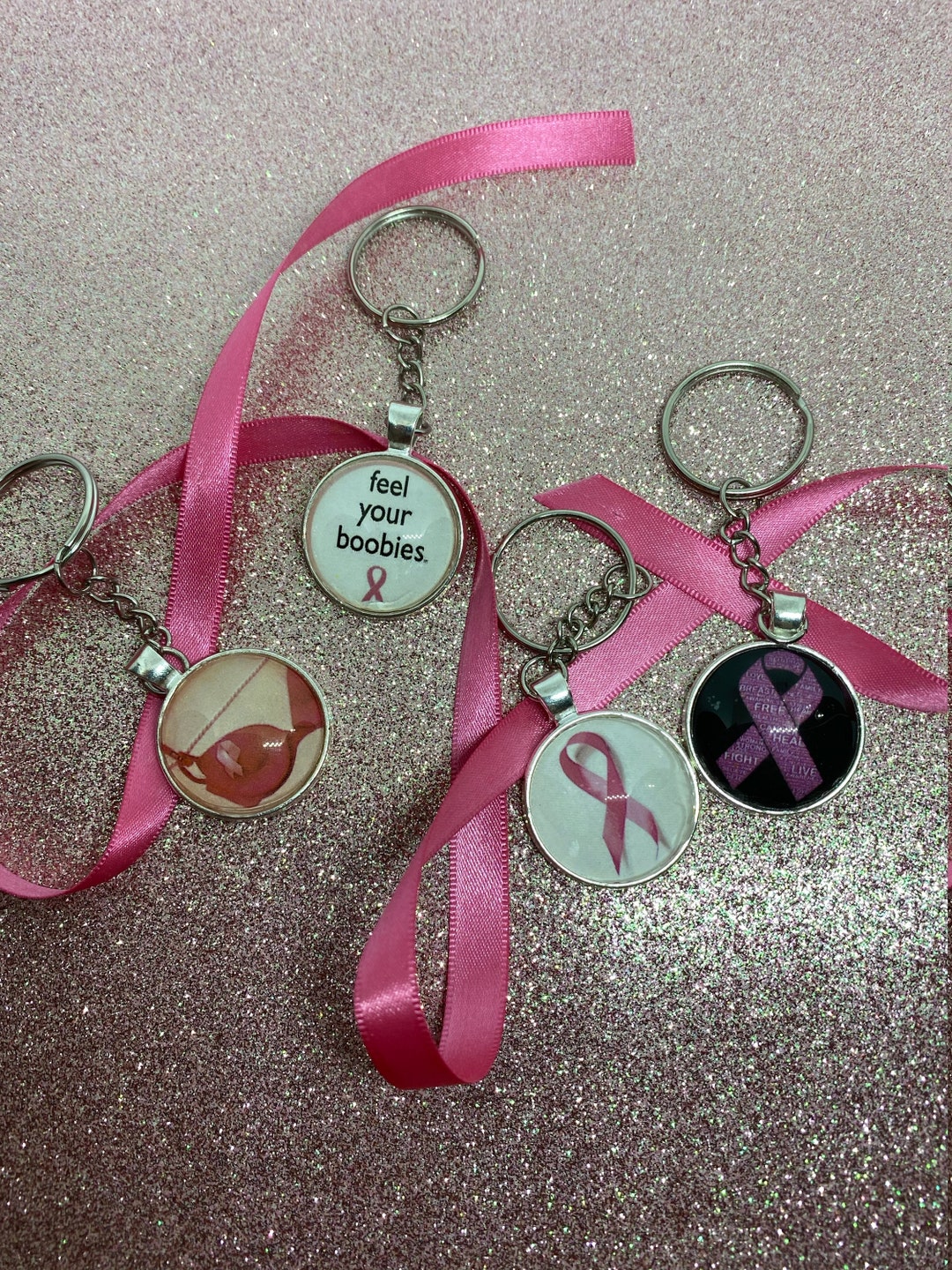 Porte-clés en laiton gravé de seins durs, porte-clés féministe, cadeau pour  les femmes autonomes, porte-clés de seins, droits reproductifs, cadeau  drôle de cancer -  Canada