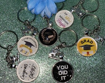 Silver Graduation Key Chains with Charm, Classe de 2021, Félicitations Grad, Moving up, High School Graduation, College Graduation, Cap and Gown