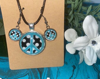 Ensemble collier et boucles d'oreilles signe de paix, paix, arc-en-ciel, américain, teinture de cravate, matrice de cravate, hippie, collier, boucles d'oreilles, cabochon de verre, chaîne de cire noire