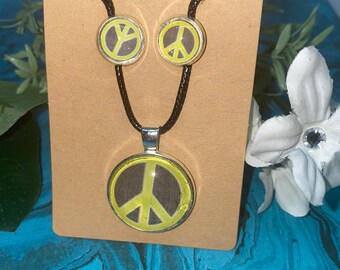 Ensemble collier et boucles d'oreilles signe de paix, paix, arc-en-ciel, américain, teinture de cravate, matrice de cravate, hippie, collier, boucles d'oreilles, cabochon de verre, chaîne de cire noire