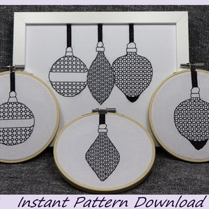 Könnte beinhalten: Vier geometrische Weihnachtsbaumschmuck-Stickmuster in Schwarzweiß in Stickrahmen. Die Muster sind in verschiedenen Formen und Größen.