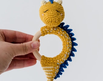 Hochet dragon jaune - doudou au crochet - Amigurumi - peluche enfant - cadeau de naissance