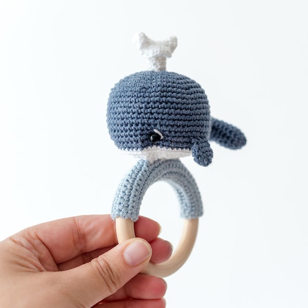 Hochet baleine bleue - doudou au crochet - Amigurumi - peluche enfant - cadeau de naissance