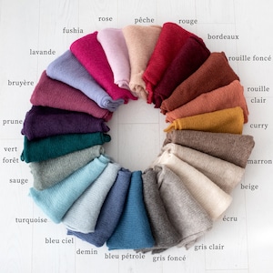 Peut inclure: Un arrangement circulaire de 20 échantillons de tissu tricoté dans différentes couleurs, dont rose, pêche, rouge, fuchsia, bordeaux, lavande, bruyère, prune, vert forêt, sauge, turquoise, bleu ciel, denim, bleu pétrole, gris foncé, gris clair, écru, rouille foncé, rouille clair, curry, marron et beige.