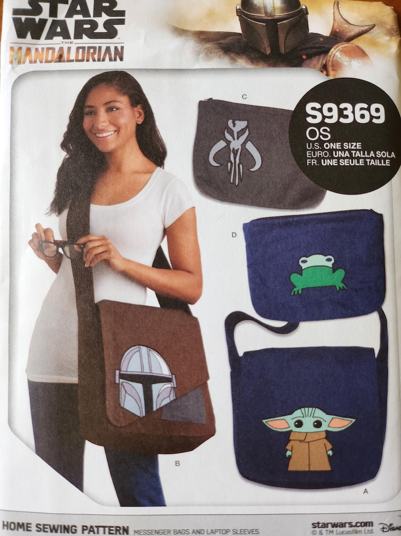 Peut inclure: Un patron de couture pour r&eacute;aliser des sacs messagers et des pochettes pour ordinateur portable avec des personnages de la s&eacute;rie t&eacute;l&eacute;vis&eacute;e Star Wars : The Mandalorian. Le patron comprend des instructions pour r&eacute;aliser un sac avec un motif de casque mandalorien, un sac avec un motif Grogu et une petite pochette avec un symbole mandalorien.