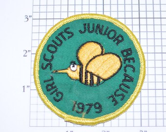 Girl Scouts Junior Because 1979 Bee Emblem Sew-on Embroidered Clothing Vintage Patch Collectible Badge Girl Scouts Keepsake Memorabilia