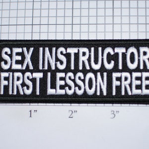 Patch Ricamata Iron-On "Sex Instructor First Lesson Free" – Diametro 7,1 Cm – Adesivo Termoadesivo Per Giacca, Zaino, Borsa