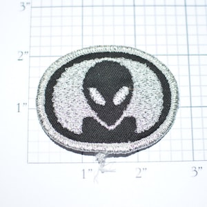 Alien Head - Metallic Silver- Iron-On Vintage Patch-Clothing Patch Biker Patch for Vest Patch Jacket Patch Backpack Patch Jeans Patch Fun e7