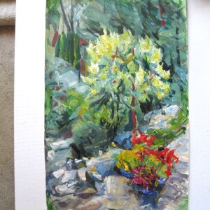 Puede incluir: Una pintura que representa una escena de jardín con un arbusto blanco en flor en el centro, rodeado de follaje verde. Hay flores rojas en primer plano, y el fondo es un desenfoque de verde y azul.