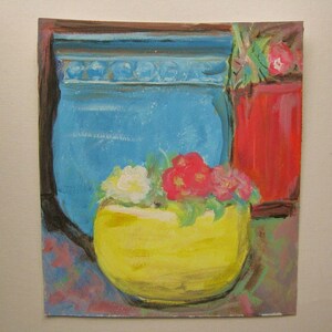 Puede incluir: Una pintura al óleo representa una naturaleza muerta con un jarrón azul, un jarrón rojo y un cuenco amarillo lleno de flores. Las flores son rojas y blancas, con hojas verdes. El fondo es una mezcla de colores.