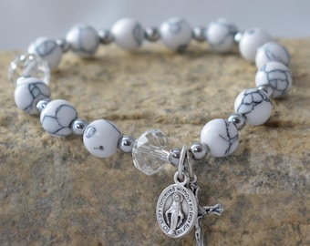 Pulsera de rosario de howlita blanca – Cuentas elásticas católicas con medalla milagrosa y crucifijo