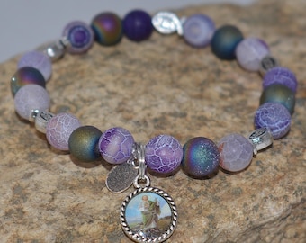 Pulsera de San Judas – Joyería elástica con cuentas de ágata drusa y craquelada, con dije de pez de Jesús
