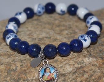 Pulsera de Santa Teresita: Joyería elástica con cuentas de lapislázuli y esmalte floral