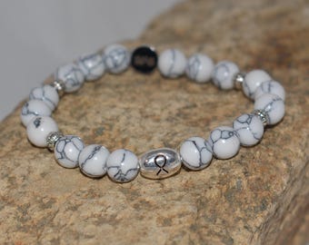 Pulsera de concienciación sobre la howlita blanca: joyería elástica con cuentas y dijes de cinta