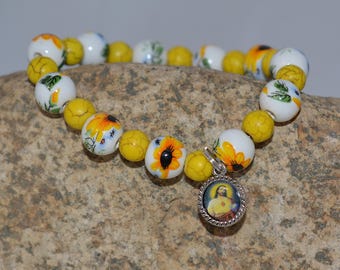 Pulsera del Sagrado Corazón de Jesús: joyería cristiana con cuentas de girasol y turquesa amarilla