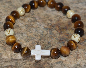 Pulsera de cruz de ojo de tigre: joyería elástica de cuentas con detalle de cruz de howlita, regalo cristiano unisex