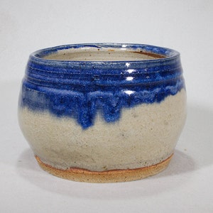 Small cream and deep blue cachepot